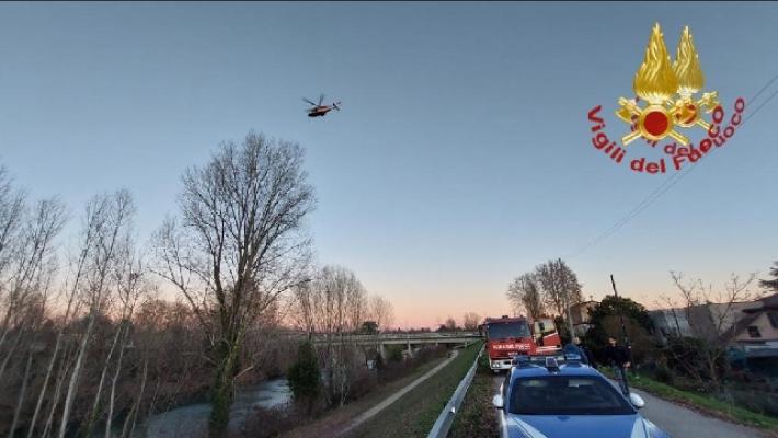 Si getta nel fiume per sfuggire alla polizia: muore annegato a Padova