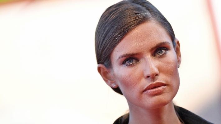 Bianca Balti: "Stuprata a 18 anni a un rave. Le droghe? Provate tutte, ho smesso quando non ce la facevo più"