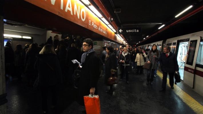 Roma, annuncio discriminatorio  in metro: "Attenti agli zingari". L'Atac interviene