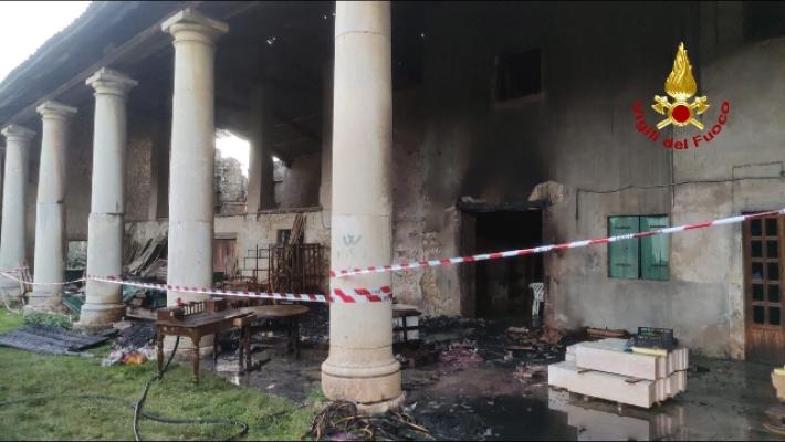 A fuoco la barchessa di Villa Trissino, edificio palladiano
