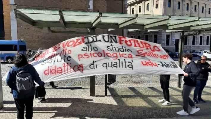 Università: protesta ad Ancona, "meritevoli di un futuro"