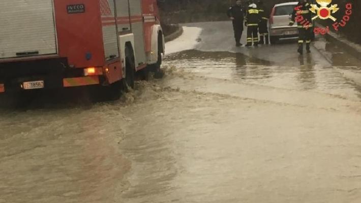 Con l'auto nel torrente in piena, morto 81enne