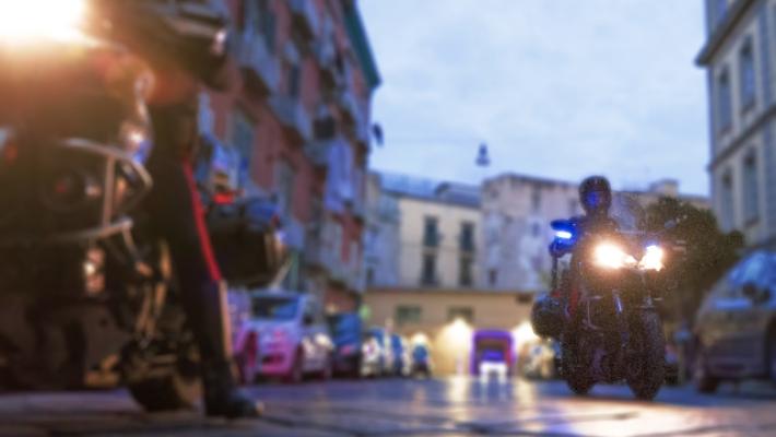 Non si fermano all'alt e investono un anziano, preso un 18enne