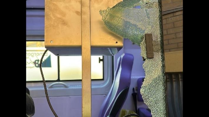 Aggredisce con bastone personale 118 e danneggia ambulanza