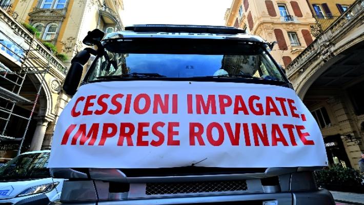 Edili in corteo a Genova, città bloccata da centinaia di mezzi