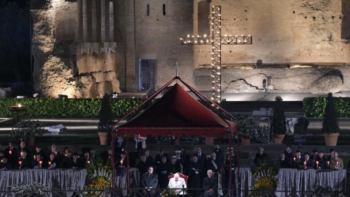 "C'è troppo freddo": il Papa non andrà al Colosseo per la Via Crucis