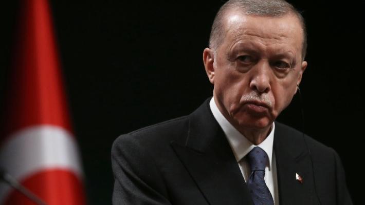 Erdogan, continueremo a tagliare i tassi anche dopo il voto