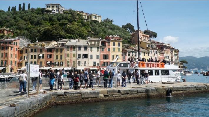 Portofino, ok ai selfie, ma niente piedi nudi, bikini o uomini a torso nudo per le vie del paese