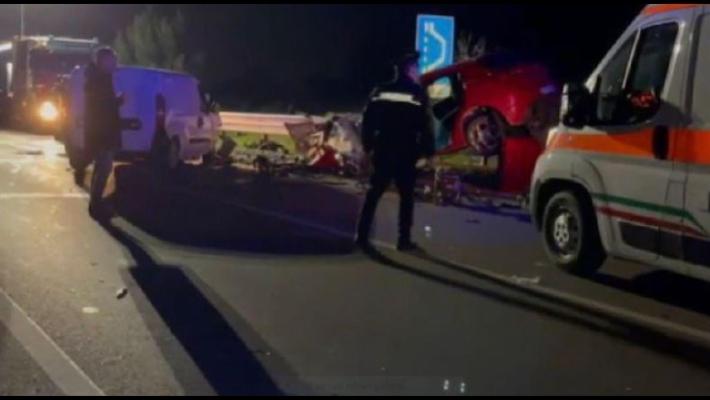 Scontro tra due auto a Bitonto, morti 4 giovani