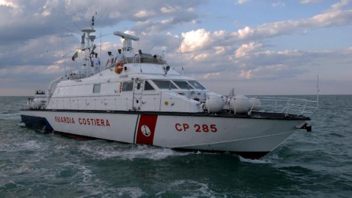 Soccorre bambino in difficoltà nel mare mosso, poi muore