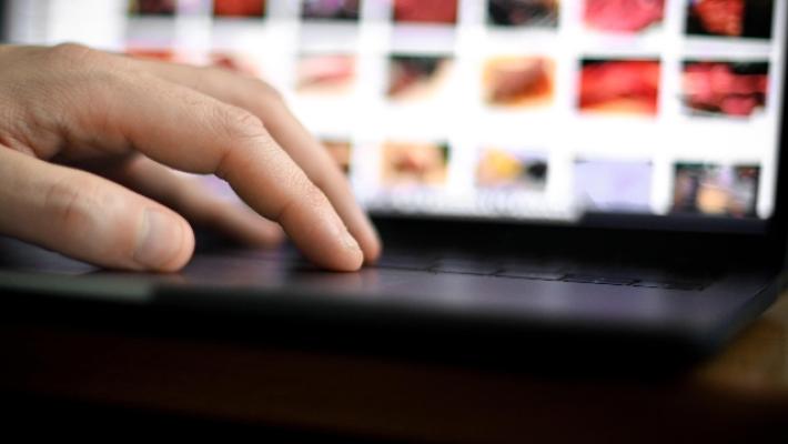 "Le vite degli altri", spiava i condomini con le webcam, denunciato