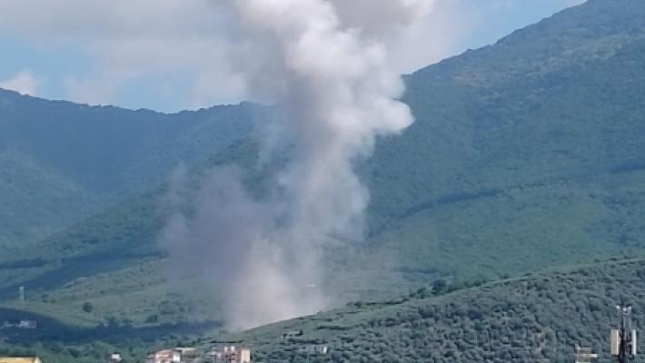 Esplosione in fabbrica fuochi d'artificio nel Napoletano: morto un operaio, area devastata