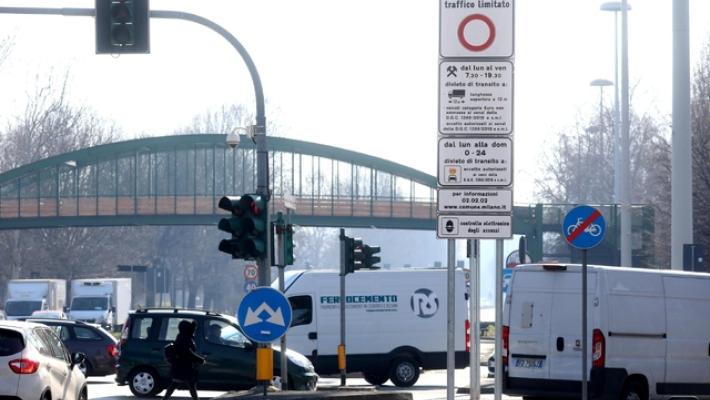 Da lunedì a Milano obbligo dei sensori per l'angolo cieco