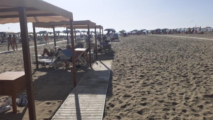 Clima mite, tanti al mare in Versilia e stabilimenti aperti