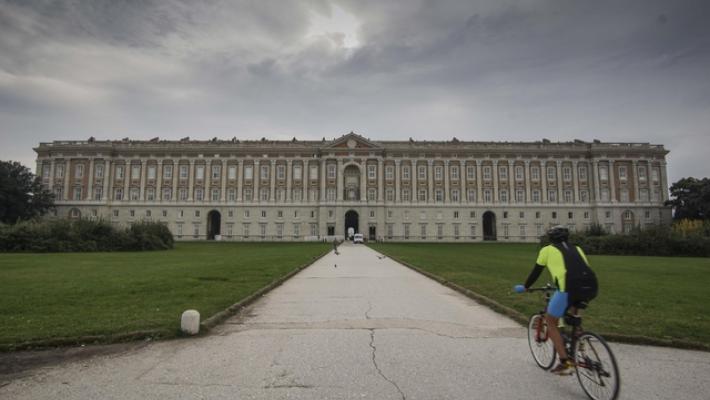 Scheletro davanti alla Reggia di Caserta,sono resti di un 50enne