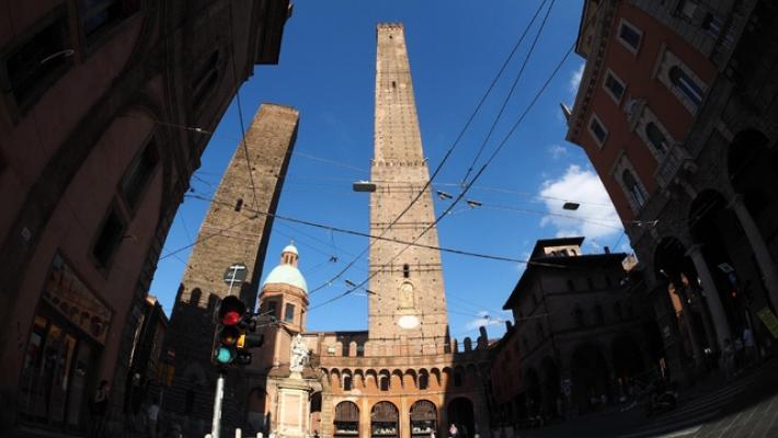 Ai domiciliari nasconde un latitante a Bologna: arrestati un 51enne e un 19enne 