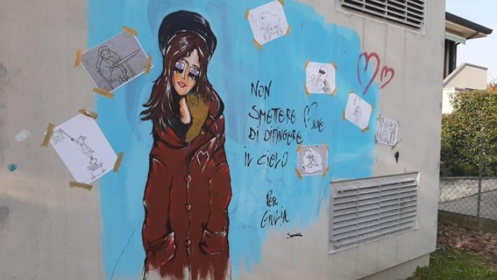 Picchia moglie in strada nel paese di Giulia, giovani la salvano