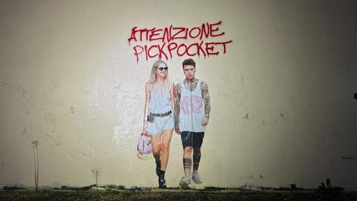 Ferragni: su un muro di  Padova un  graffito "attenzione pick pocket" (in inglese sono i borseggiatori)