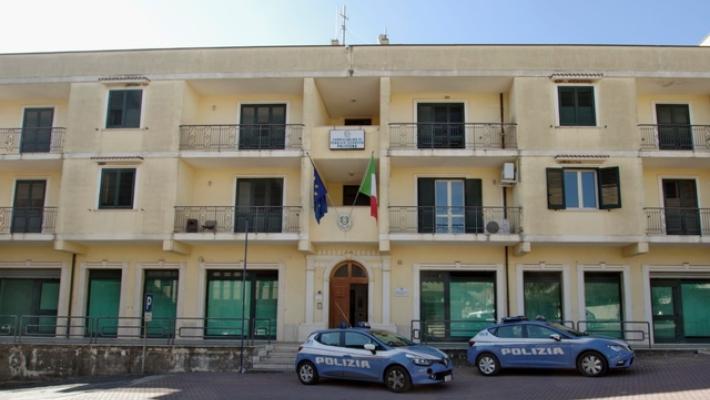 Invia foto intime della sua ex al marito di lei: arrestato 39enne 