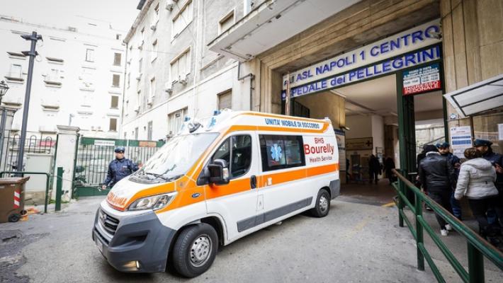 Ruba un cellulare e un pc da ospedale napoletano, fermato dai pazienti