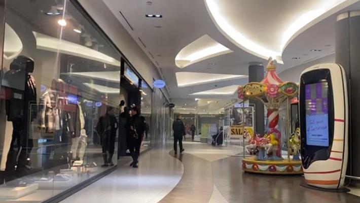 Banditi armati di mitra assaltano una gioielleria in Veneto: terrore fra i clienti, dipendente presa in ostaggio e liberata