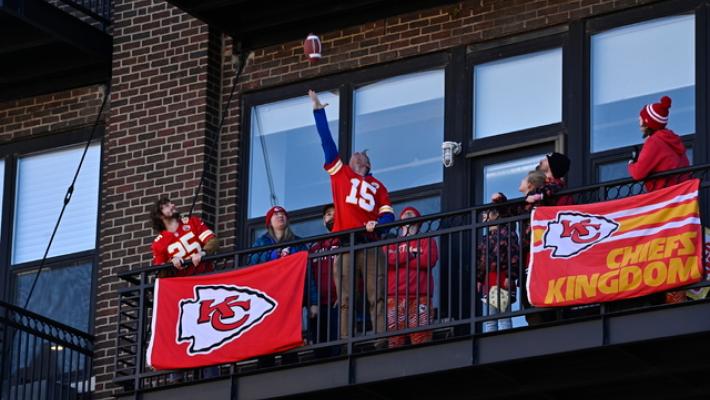 Spari alla parata del Super Bowl, un morto e 9 feriti