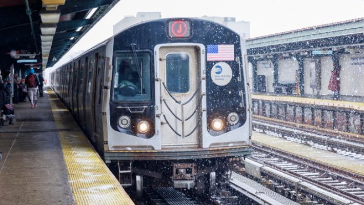 Donna data alle fiamme sulla metro a New York, è morta 