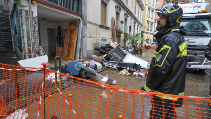 Pioggia a Napoli, fiume di fango in strada del Vomero