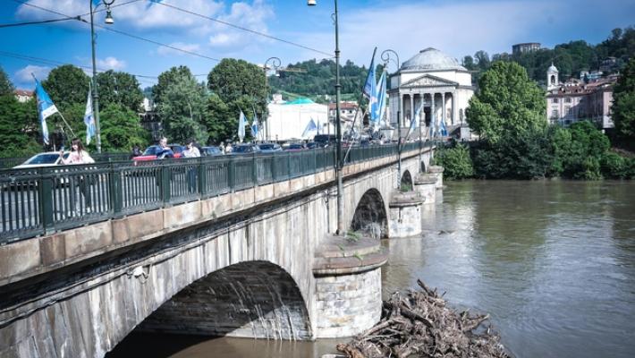 Scivola e muore nel Po a Torino mentre cerca di fare una foto