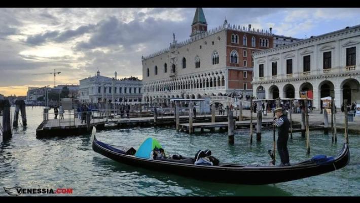 Pesce d'aprile di Venessia.com, gondole come camere d'albergo