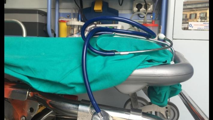 Non gli dà abbastanza giorni di malattia, picchia il medico