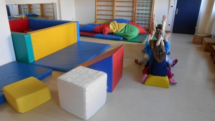 Bimbi maltrattati in un asilo nido, arrestata maestra