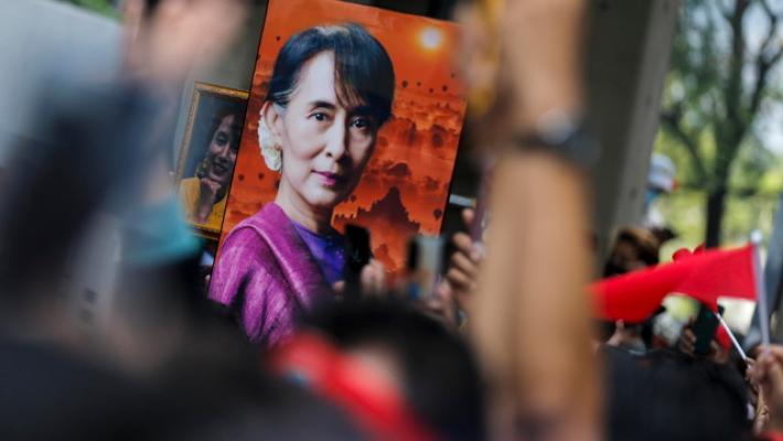 San Suu Kyi lascia il carcere, trasferita ai domiciliari