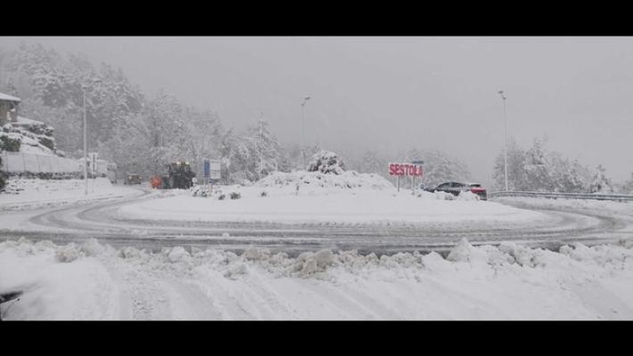 Nevica sull'Appennino emiliano: scuole chiuse a Frassinoro,  disagi nel Reggiano 