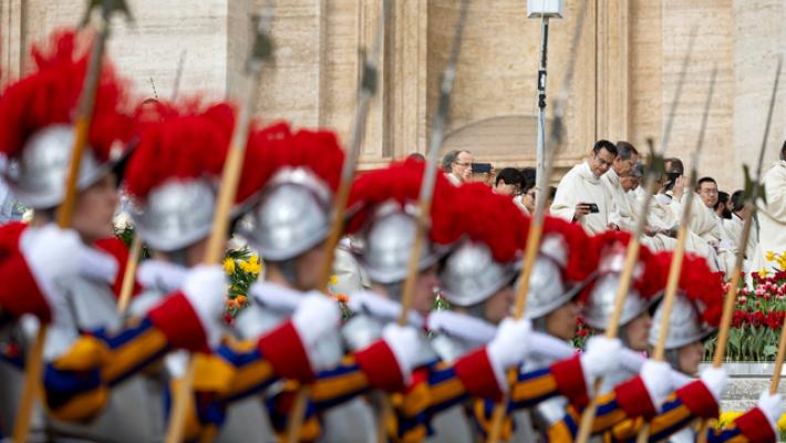 Il Papa alle Guardie Svizzere, 'meno telefonini, visitate Roma'