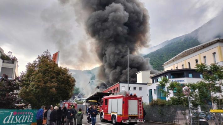 In fiamme Alpitronic a Bolzano, chiuso spazio aereo