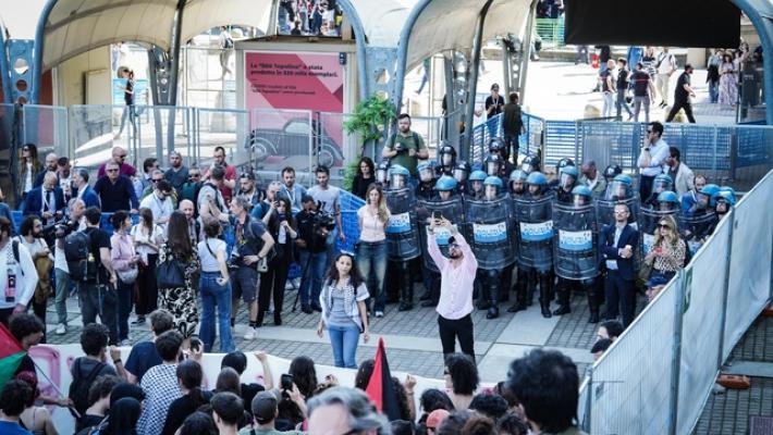  I manifestanti pro Gaza sfondano un cancello a Salone del libro di Torino
