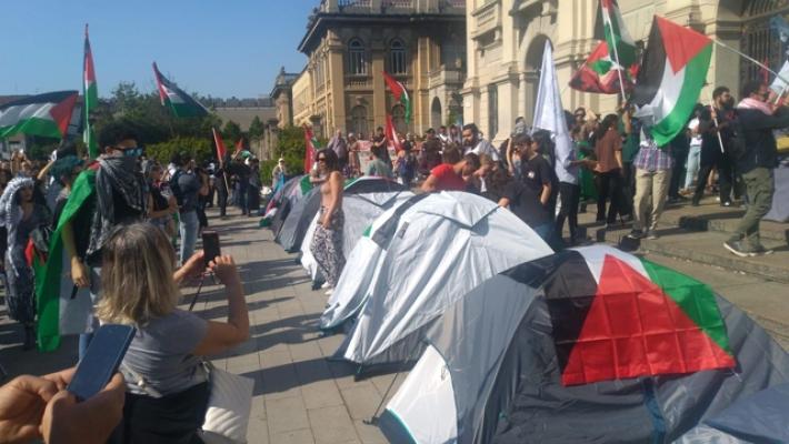 Corteo pro Palestina a Milano e tende davanti Politecnico