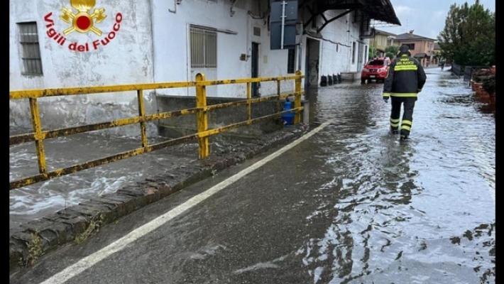 Notte di piogge in provincia di Cremona: esonda un fiume, strade e campi allagati. "Sotto osservazione" il Po, l'Oglio e il Serio