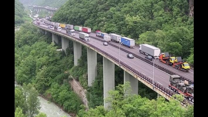 Traffico verso il Brennero, serpentone di tir per 80 km