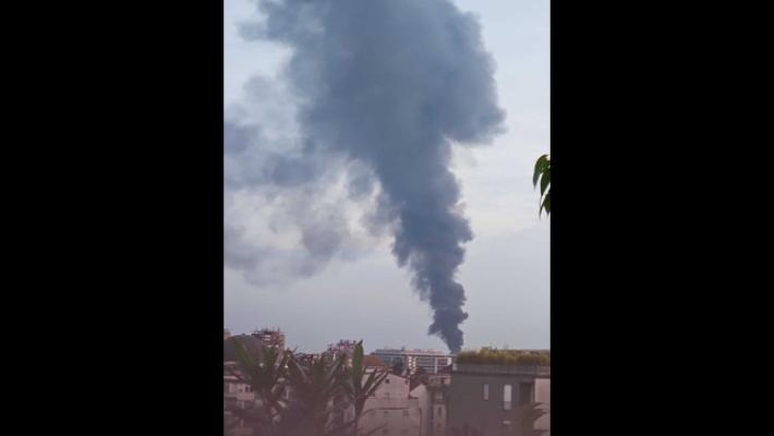 Maxi incendio a Rozzano: a fuoco un deposito di camper