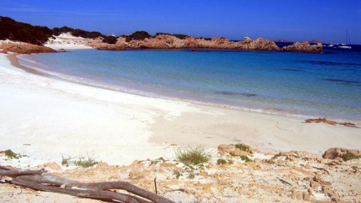 Sbarca sulla spiaggia Rosa a Budelli e posta video, multata una influencer