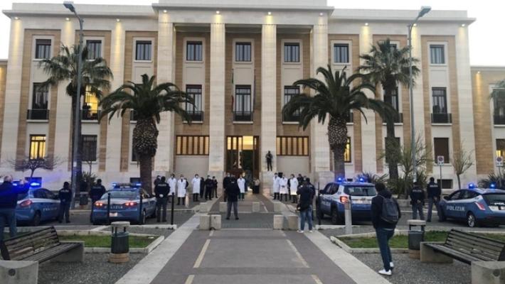 Tentano assalto a bancomat e restano feriti in esplosione