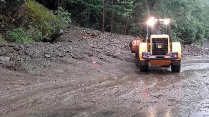 Bomba d'acqua: frana sulla strada per Cogne, paese isolato e i torrenti esondano. Nubifragi nelle valli piemontesi: alcuni pastori sono bloccati. Grandine nel Canavese