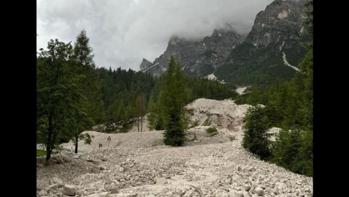 Un'enorme colata di detriti invade strada in Val di Zoldo