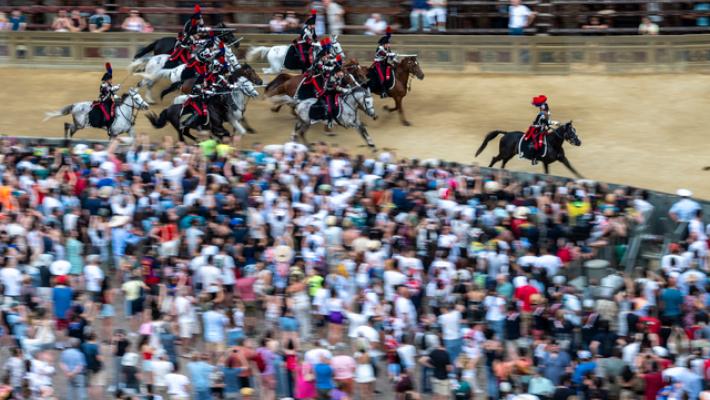 Palio di Siena, rinvio per la pioggia. Si corre domani