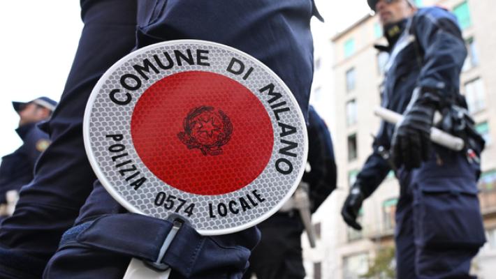 Circondano un'auto della Polizia locale a Milano, agenti contusi: tre 20enne arrestati