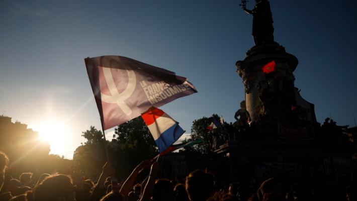 Folla in festa a Place de la Republique a Parigi