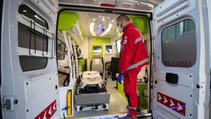 Trovata impiccata in doccia, il compagno indagato per omicidio 