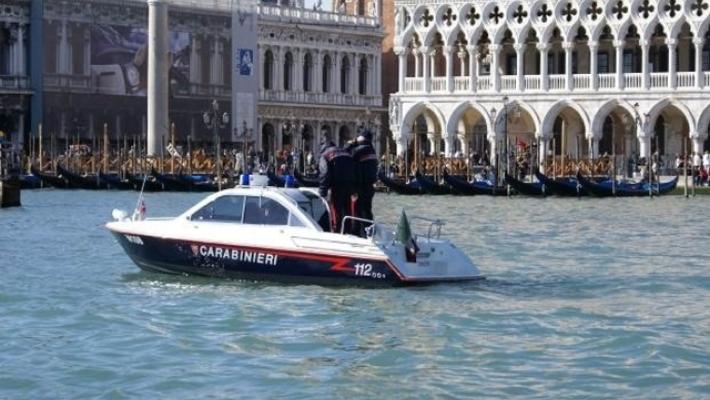 Giovane annega dopo tuffo in laguna al Lido di Venezia